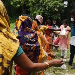 পিছিয়ে পরা মানুষের হাতে খাদ্যসামগ্রি তুলে দিল রোট্যার‍্যাক্ট ক্লাব অফ ক্যালকাটা